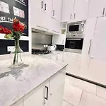 ! Amazing House In Next To The ! * Слима